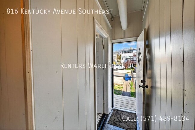 Building Photo - 816 Kentucky Ave SE
