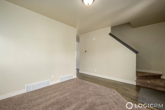 Building Photo - Stunning Single Family Home In Excellent L...