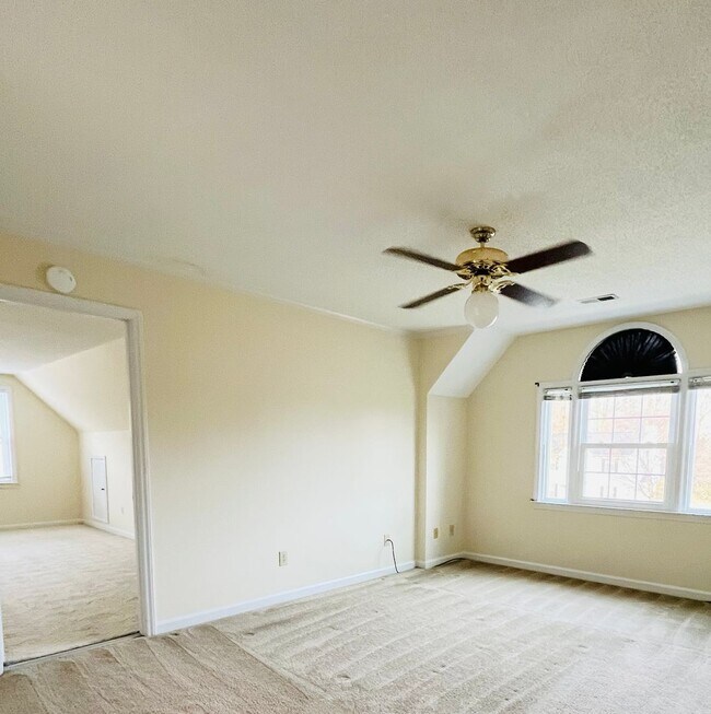 Building Photo - 3 Bedroom Home With Large Bonus Room!