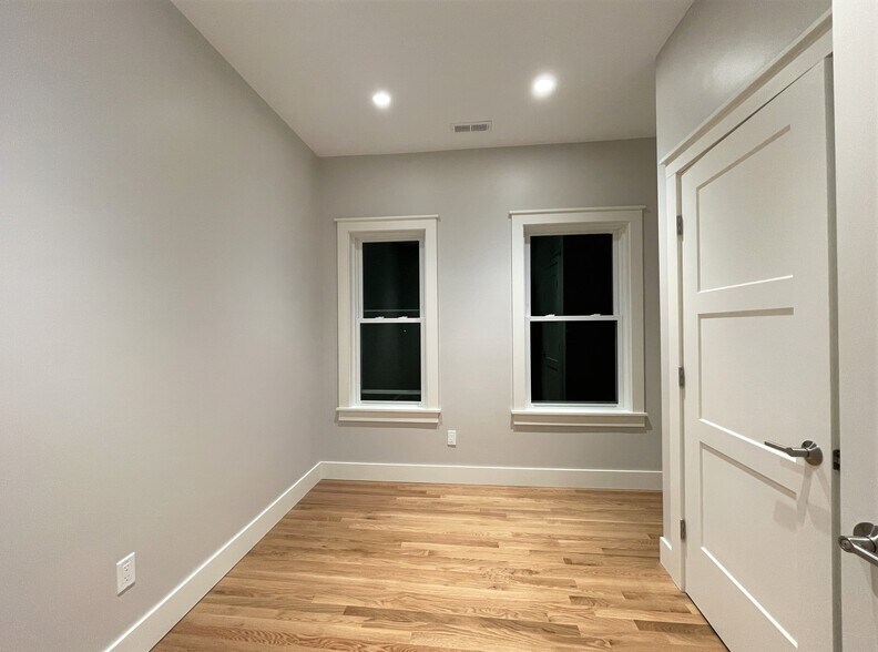 Building Photo - 70 Spring St