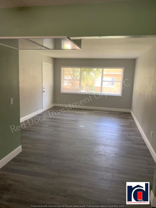 Building Photo - 2 Bedroom 1.5 Bath in the Heart of Downtow...