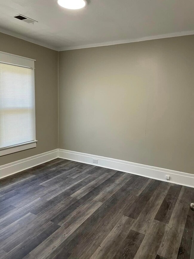 Building Photo - Make this house your home! 3 bedrooms/1 ba...