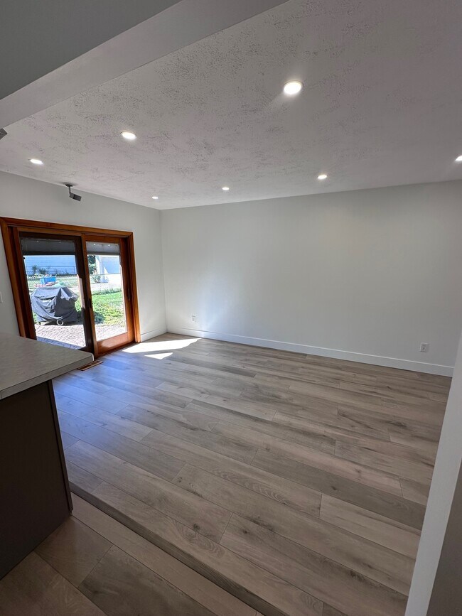 Building Photo - 2843 Teasdale Dr