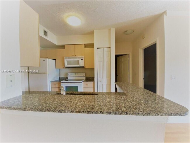 Building Photo - 2424 Centergate Dr