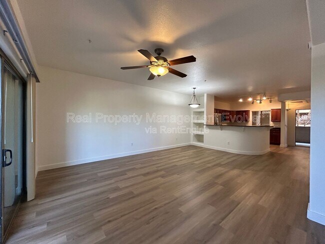 Building Photo - 920 E Devonshire Ave