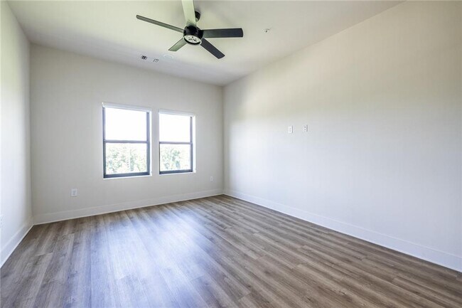 Building Photo - 112 Rogers St NE