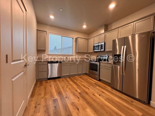 Building Photo - Woodland Townhome with Huge Tandem Garage