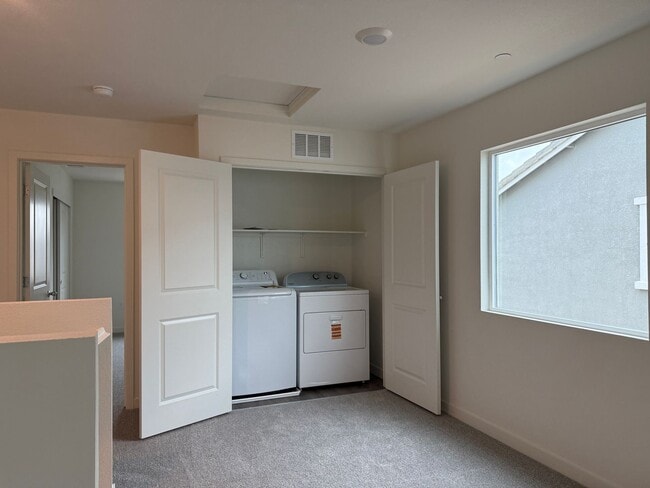 Building Photo - 3 Bed 2.5 Ba 2 Car Garage in Roseville!