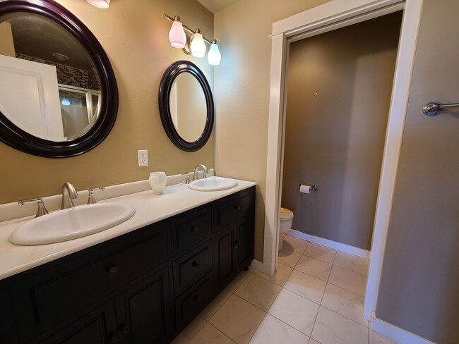 Building Photo - Beautiful 3 Bed 2.5 Bath Town house with A...