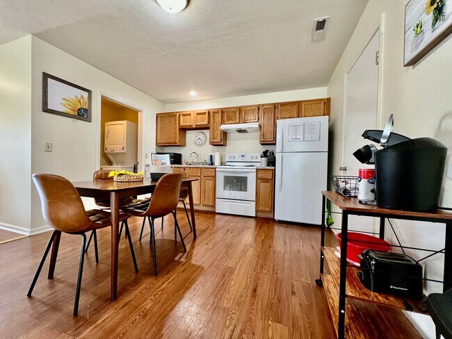 Building Photo - 3 Bedroom 1 Bathroom Attached House