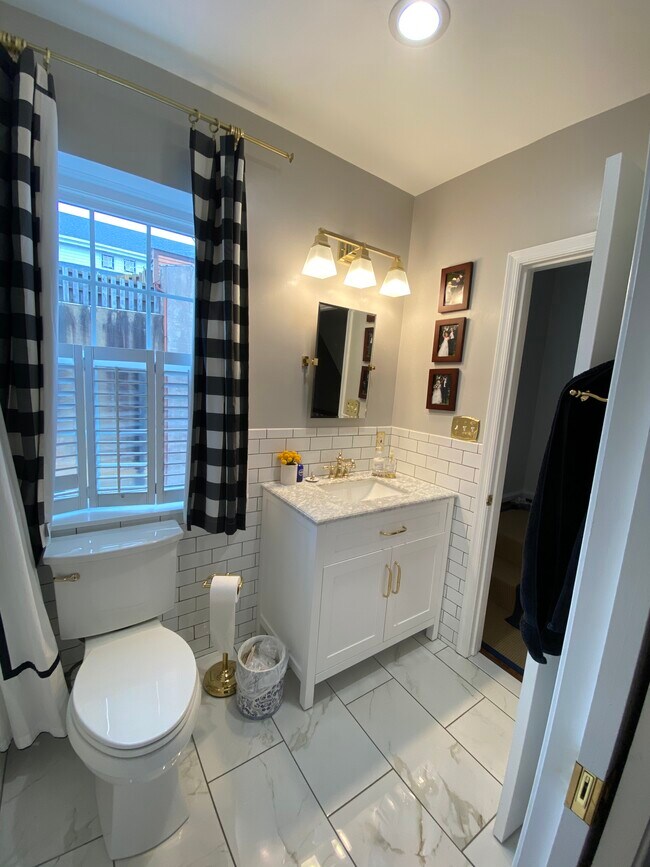 Master Bath - 145 W Hill St