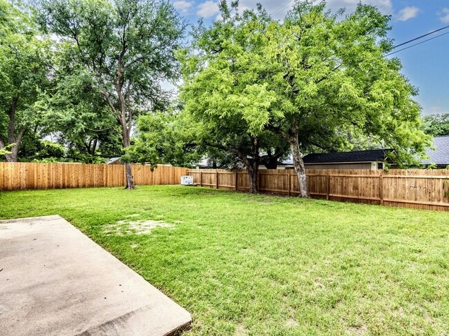 Building Photo - Charming 4BR / 2BA Home Featuring Fireplace, White Cabinets & Big Tree