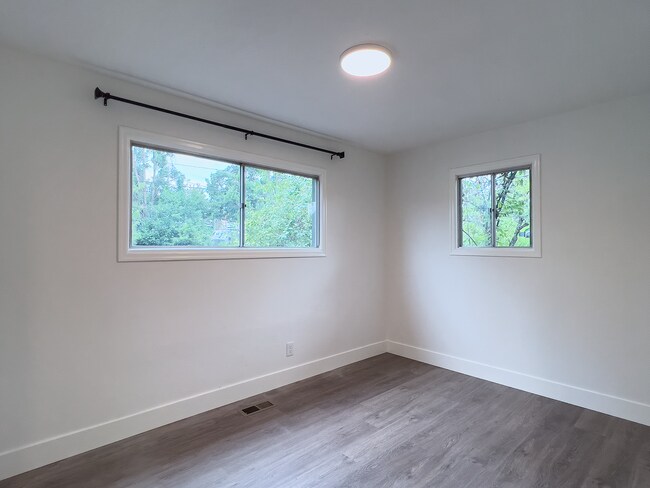 Building Photo - Charming Renovated Ranch 3 Bed + 2 Bath House! Washer & Dryer! Located in Portland's SE Brooklyn ...