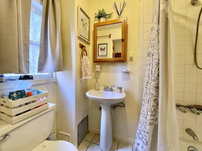 Building Photo - 707 Adams St