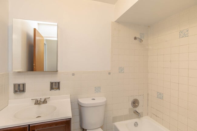 Building Photo - 1320 W Lunt Ave