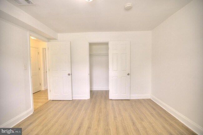 Building Photo - 1405 N Decker Ave
