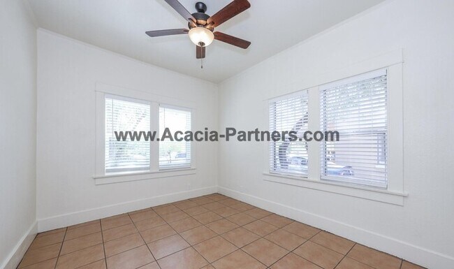 Building Photo - Historic Four Bedroom HOme