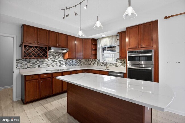 Building Photo - 2323 Springdale Ln