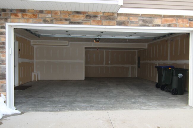 Building Photo - 4 Bedroom, 3 bath close to University