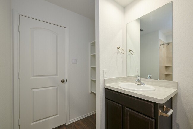 Building Photo - 16877 Short Pnes Dr