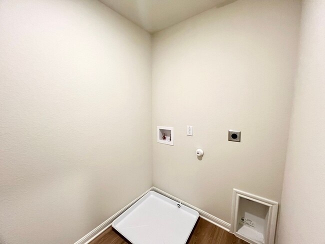 Building Photo - 3 bedroom, 2.5 bath home for lease