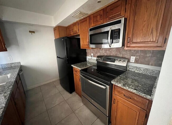 Building Photo - 2830 S Bartell Dr