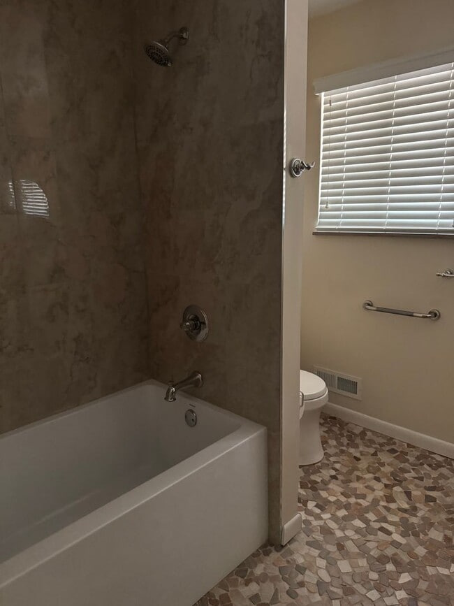Building Photo - 3 Bedroom Ranch Home - Upper Arlington, OH