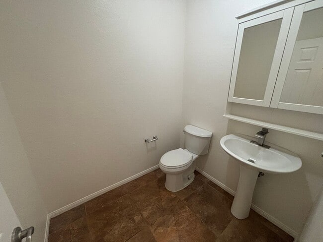 Building Photo - 3 Bedroom Towhome for Rent in Canyon Country!