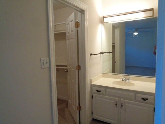 Building Photo - Peacehaven/Sherwood Forest Townhouse