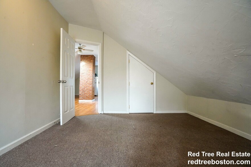 Building Photo - 24 Oak Square Ave