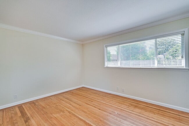 Building Photo - Charming & Refreshed Well-Maintained 4 Bed...