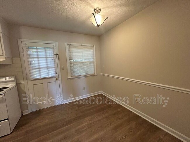 Building Photo - 522 S Cherry St