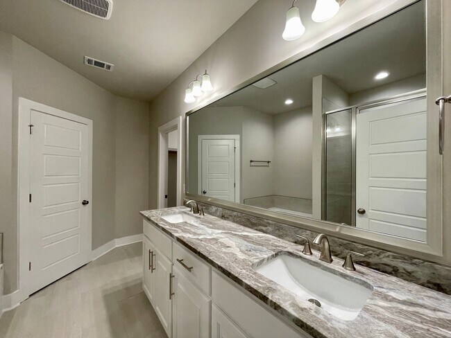 Building Photo - Stunning 3br in River Hills Farm!