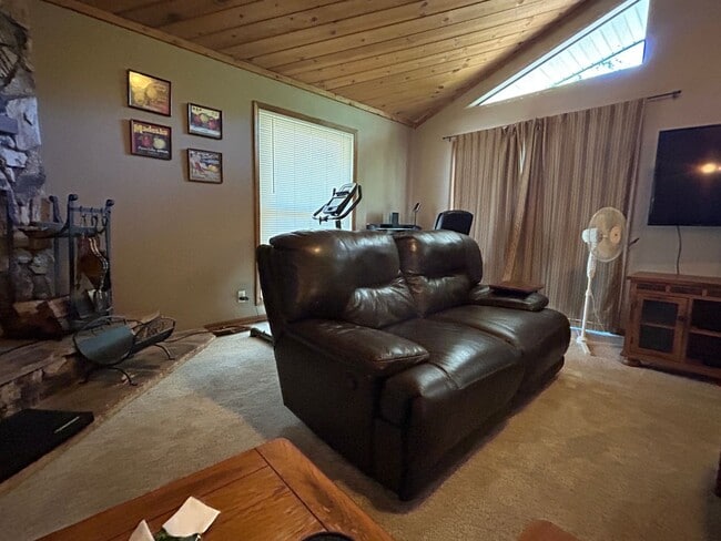 Building Photo - Rare short term lease with this 3/2 in Lake of the PInes - May or June-October