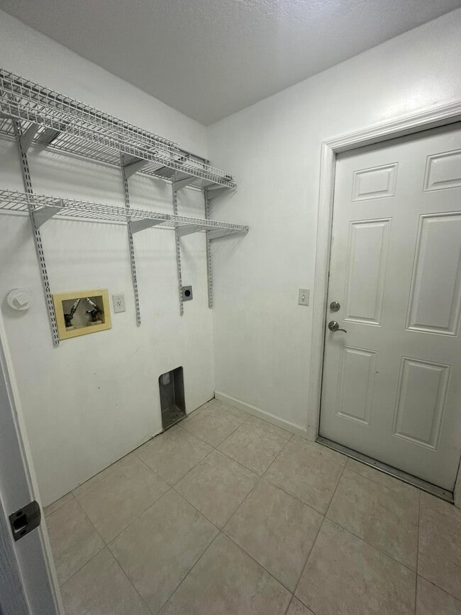 Building Photo - 1896 SW Cameo Blvd