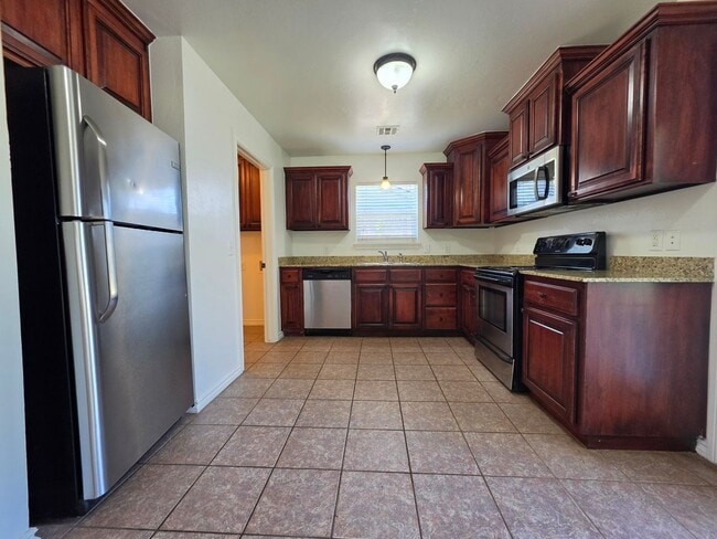 Building Photo - 3 bed, 2 bath home in Shawnee!