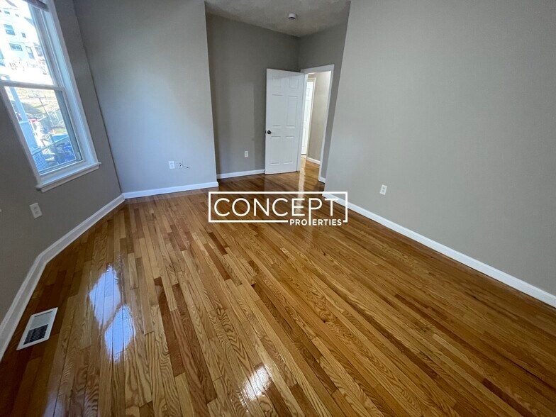 Building Photo - 68 Bellevue St