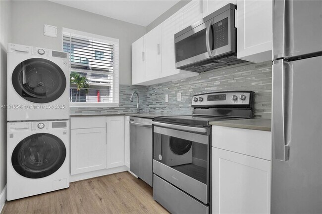 Building Photo - 1315 NE Miami Ct