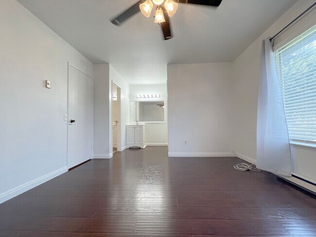 Building Photo - 3 Bed + 1.5 Bath + 2 Car Garage