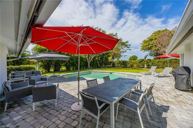 Building Photo - 409 Cypress Way E