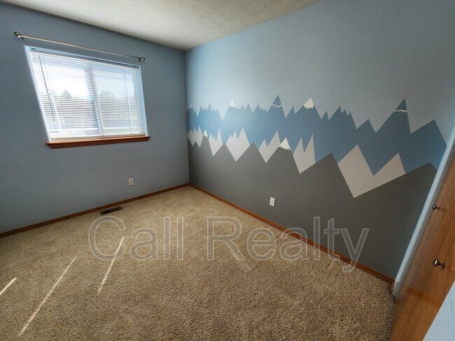 Building Photo - 916 Rees Ln