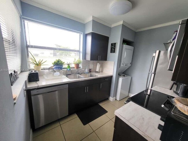 Building Photo - 960 N Franklin Ave