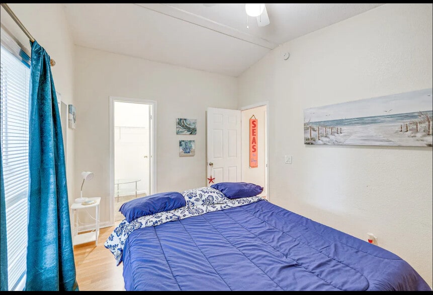 Building Photo - 716 21st St