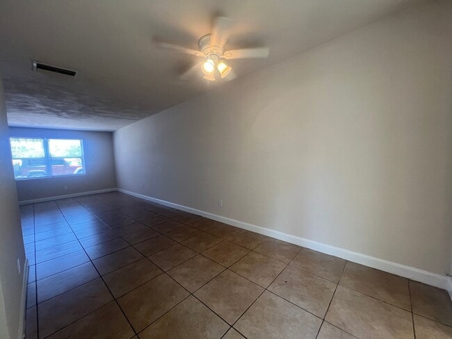 Building Photo - Renovated Beautiful 2 Bed 1.5 Bath Townhom...