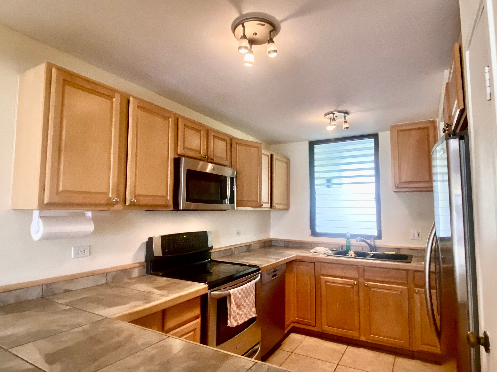Kitchen-5 - 531 Hahaione St