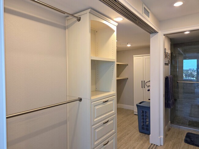 Building Photo - 1 Key Capri