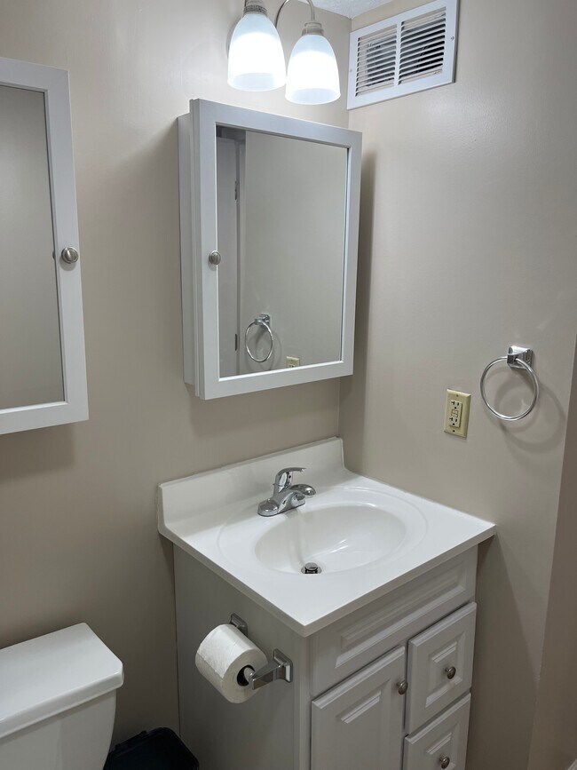 Building Photo - 480 E Red Bud Rd