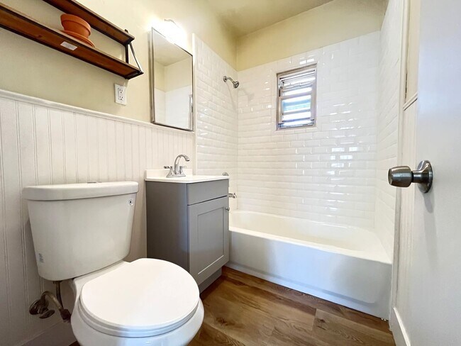 Building Photo - Just Listed! 1B/1B Newly Remodeled Unit