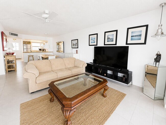 Building Photo - 1069 Hillsboro Mile