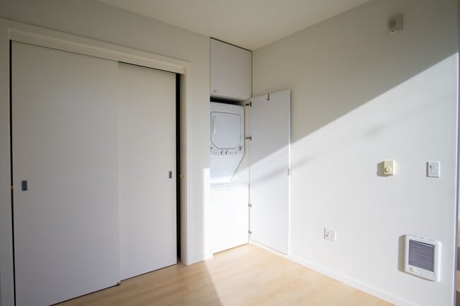 Building Photo - Modern & Bright Corner Urban 1 Bed w DW & W/D!